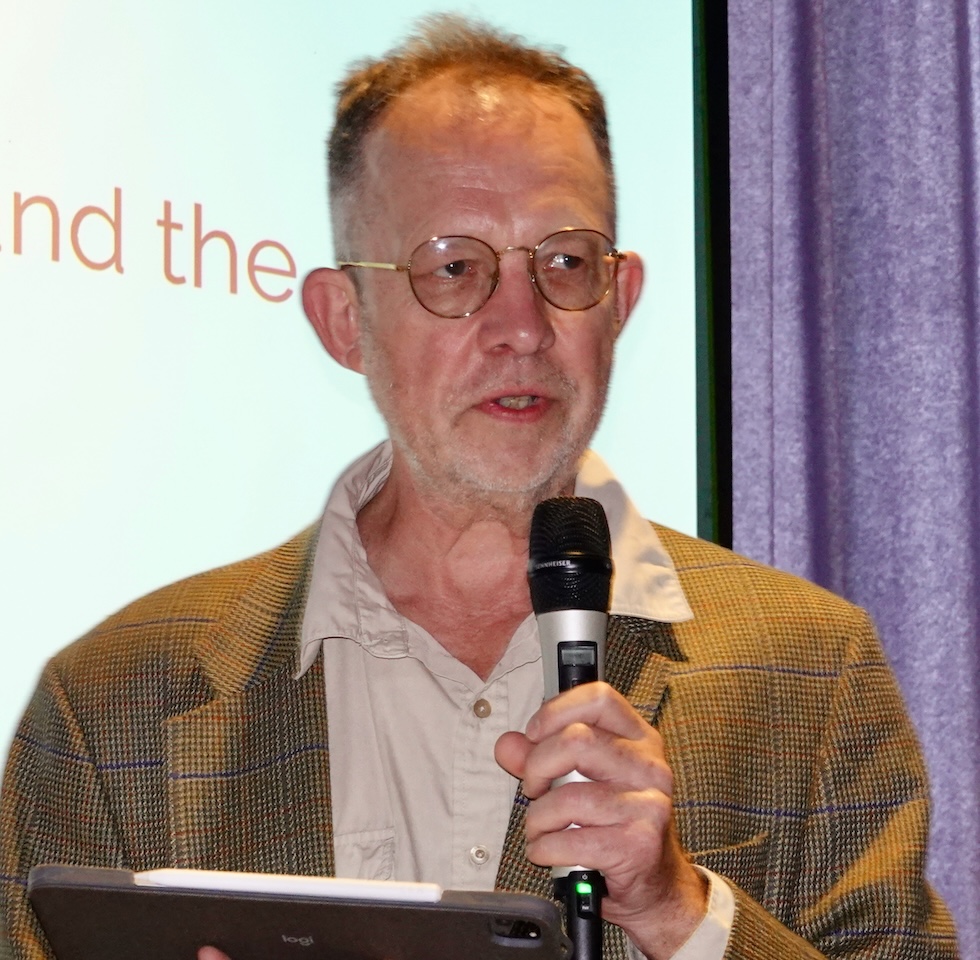 Gary R. Bunt. Photography : Yvonne Howard-Bunt